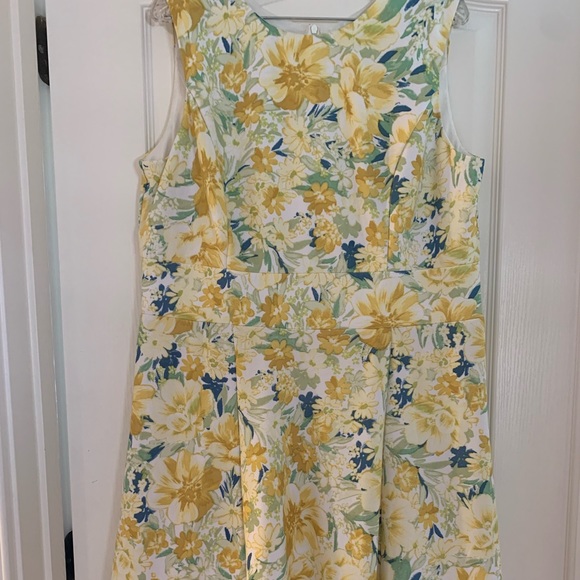 Beautiful Summer Dress - Picture 1 of 9